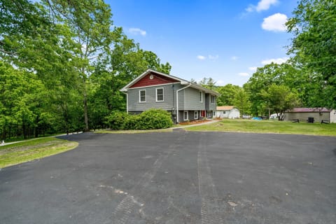 Plenty of Paved Parking for up to 6 cars 