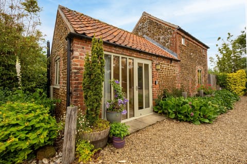 The Smokehouse, Ingoldisthorpe: An attractive and romantic traditional carrstone hideaway