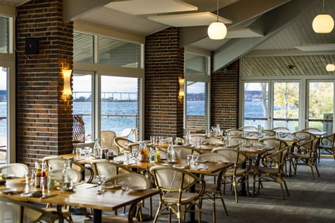 Breakfast, lunch, dinner served; local cuisine, ocean views