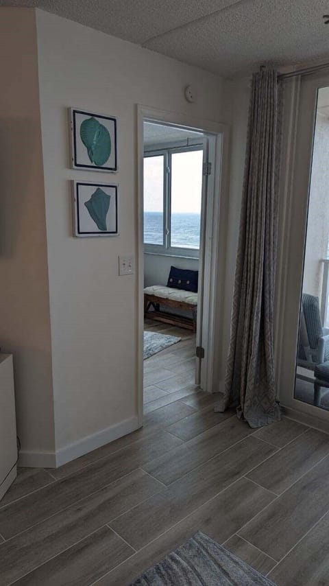 Master bedroom (oceanfront)