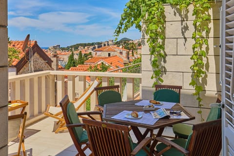 City Apartment (2 Bedrooms) | Balcony