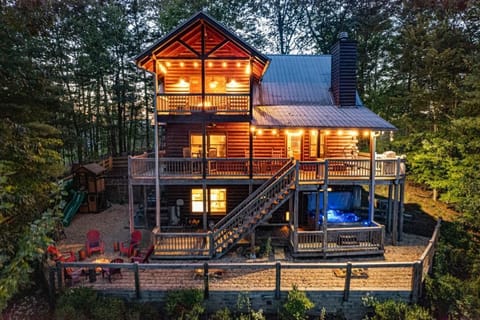 Family Friendly - Children's Playground, Jacuzzi, Outdoor Firepit, Game Room