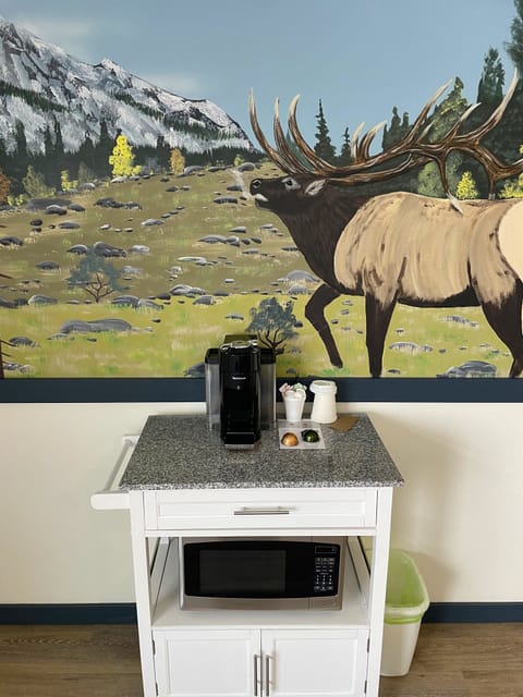 Signature Room, 1 King Bed with Sofa bed, Non Smoking, Mountain View | Individually decorated, free WiFi, bed sheets