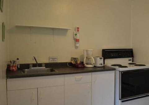 Family Room | Private kitchen | Fridge, microwave, stovetop, coffee/tea maker