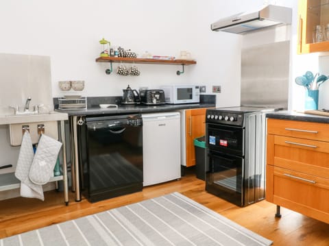 Cottage | Private kitchen | Fridge, dishwasher, electric kettle, toaster