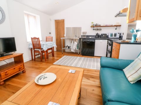 Cottage | Private kitchen | Fridge, dishwasher, electric kettle, toaster