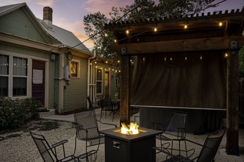 Swap stories around the propane fire pit as the sun sets over Fredericksburg—the fully fenced backyard offers a secluded space for your group to connect.