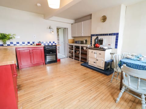 Cottage | Private kitchen | Fridge, dishwasher, electric kettle, toaster