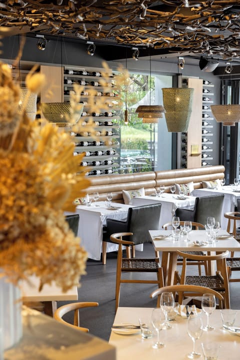 2 restaurants, breakfast served