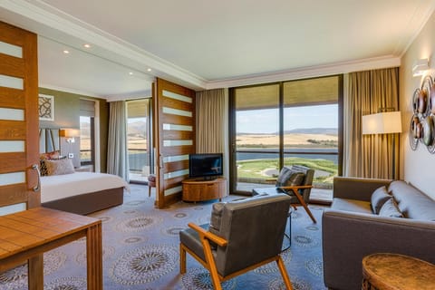 Premium Deluxe King Suite with Lagoon View | Premium bedding, in-room safe, desk, laptop workspace