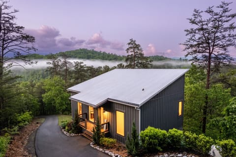 Private two bedroom cabin within 10 minutes of Pigeon Forge and Dollywood