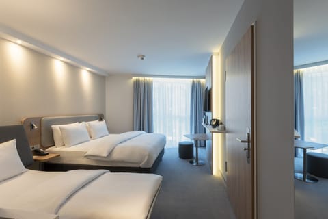 Standard Room, 1 Queen Bed with Sofa bed | Hypo-allergenic bedding available, in-room safe, laptop workspace