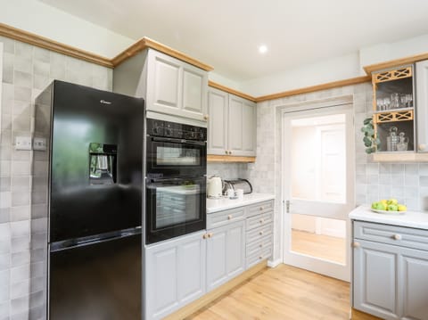 Cottage | Private kitchen | Fridge, dishwasher, cookware/dishes/utensils