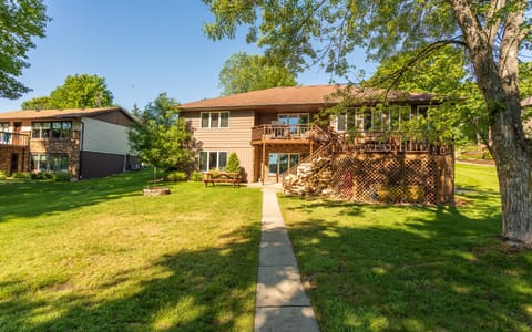 Walkout (lake facing) East