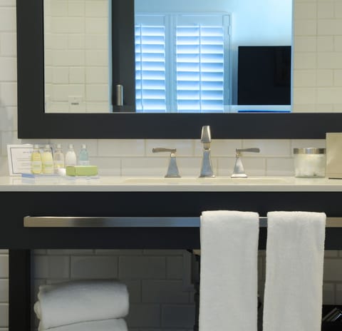 Suite, 1 King Bed with Sofa bed | Bathroom | Free toiletries, hair dryer, bathrobes, towels