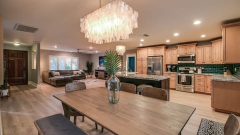 Studio (4 Bedrooms) | Dining room