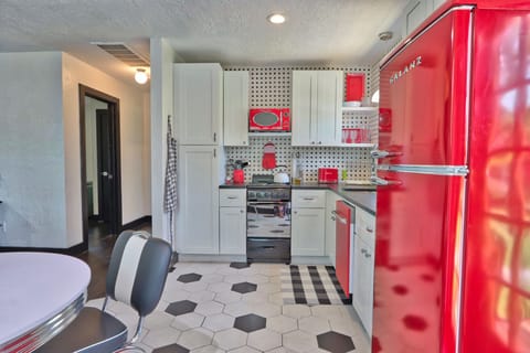 Full kitchen with retro design