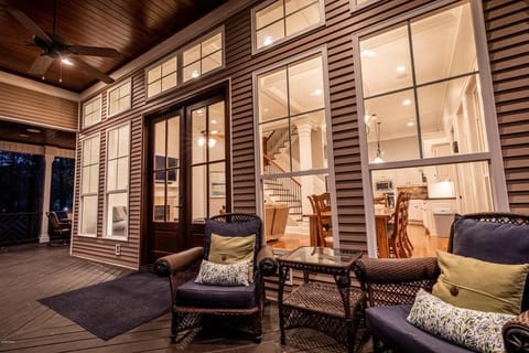 Covered porch to relax while looking at the lake. 10ft tongue and groove ceiling