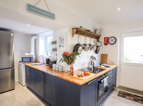 Cottage | Private kitchen | Fridge, microwave, dishwasher, cookware/dishes/utensils