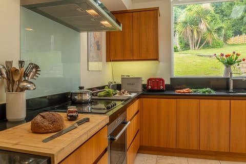 Ground floor: Well-equipped kitchen