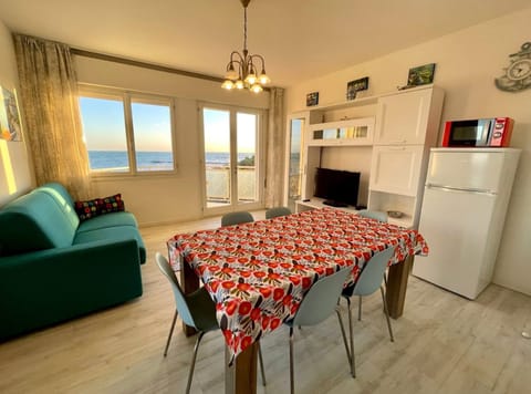 Apartment, 2 Bedrooms, Balcony, Ocean View | Dining room
