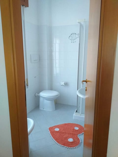 Room, 1 Bedroom, Accessible, Smoking | Bathroom amenities | Combined shower/tub, towels