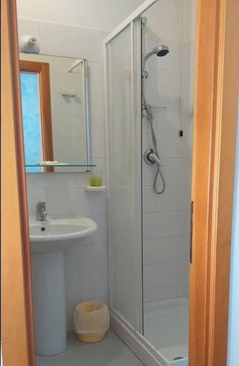Room, 1 Bedroom, Accessible, Smoking | Bathroom | Combined shower/tub, towels