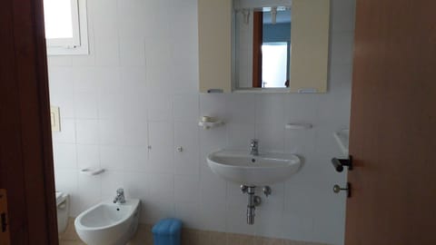 Room, 1 Bedroom, Accessible, Smoking | Bathroom amenities