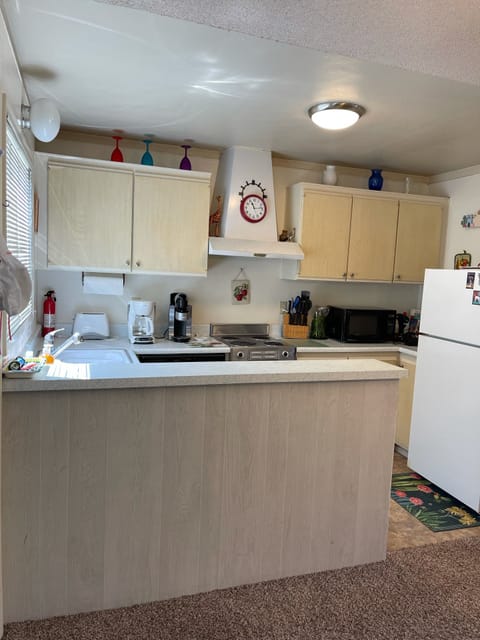 Full kitchen with Stove/Oven, Fridge, Sink, Coffee Maker, Air Fryer, Ice Maker