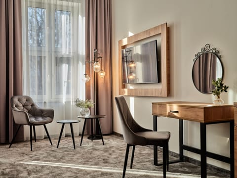 Superior Double Room | Hypo-allergenic bedding, in-room safe, desk, laptop workspace