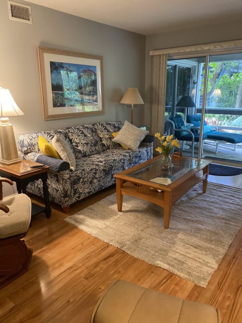 Beautiful living room that opens to the veranda. Direct TV streaming.