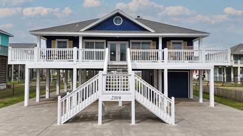 Beautiful Beach Cabin close to everything.  Just a short ride to the Big Store.