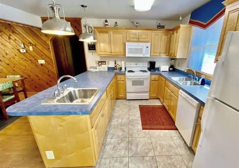 Spacious Sit-in Kitchen