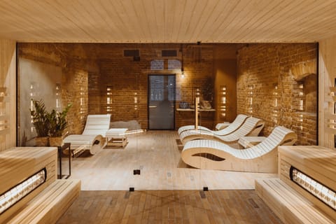 Couples treatment rooms, sauna, body treatments, aromatherapy