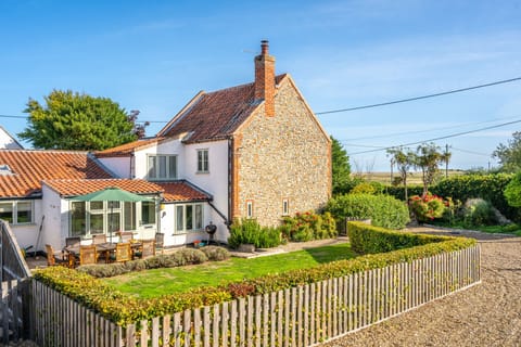 Eastgate Cottage and Hideaway, Salthouse: Lovely seaside cottage in enviable location