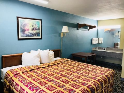 Hypo-allergenic bedding, free WiFi, bed sheets