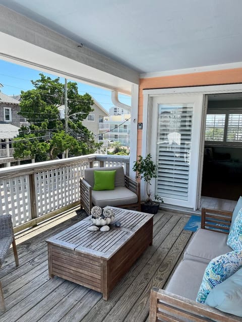 Great covered porch!