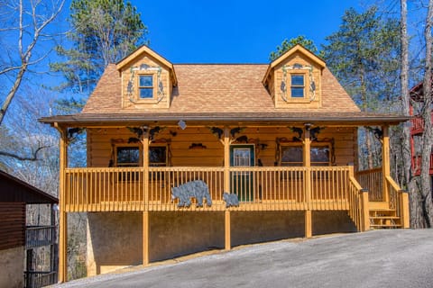 Storybook-inspired cabin in gated Hidden Springs Resort, a mile from Dollywood