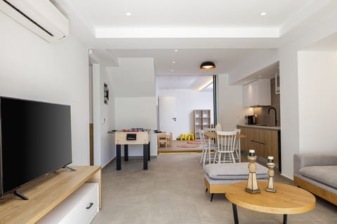 Autonomous apartment with private lounge and kitchenette.