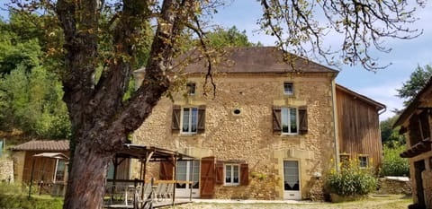 Moulin external with dining area and bbq