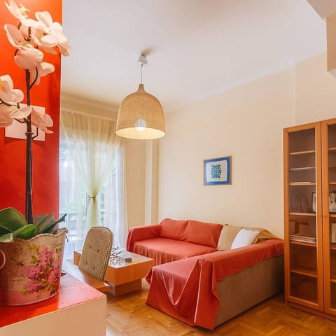 Bright Open-Plan Interior with Warm Accents
Spacious and welcoming shared living area with natural light, wood flooring, and comfortable seating. A perfect spot to relax or entertain.