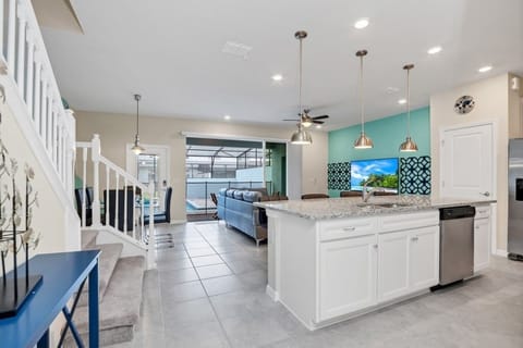 Townhome, 5 Bedrooms | Private kitchen