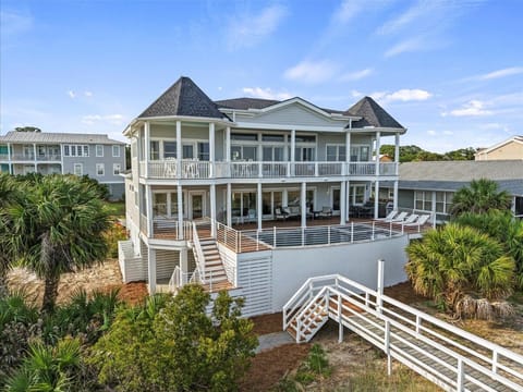 Beautiful Oceanfront 6 Bedroom House with a Pool