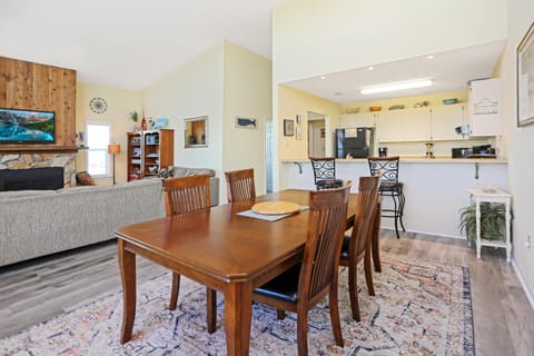 House, Multiple Beds (Coastal Sunshine) | Dining