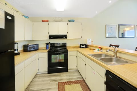 House, Multiple Beds (Coastal Sunshine) | Private kitchen