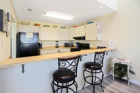 House, Multiple Beds (Coastal Sunshine) | Private kitchen