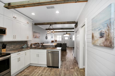 House, Multiple Beds (Set Sail at 5) | Private kitchen