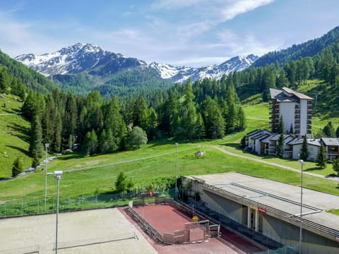 Sky, Snow, Mountain, Slope, Outdoor Recreation, Tree, Terrain, Glacial Landform, Mountainous Landforms, Sports Equipment