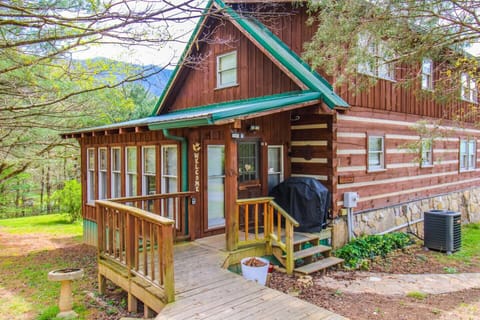 View of the entry of the cabin.