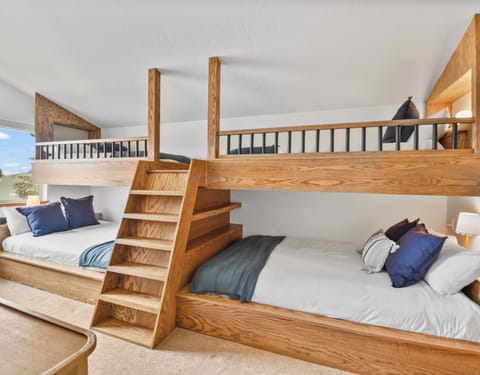 2 Queen beds + 2 Twins